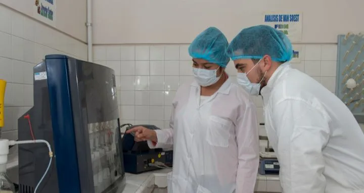 Estudiantes en laboratorio 