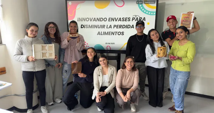 Estudiantes presentan los envases que elaboraron como parte de su proyecto.