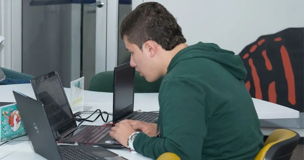 Estudiante en computador