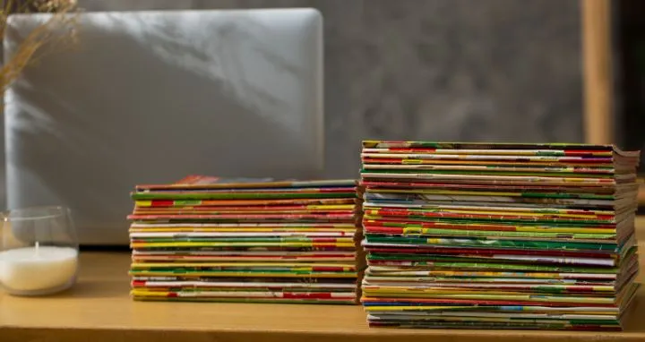 Pila de revistas sobre una mesa