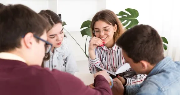 Jóvenes estudiando juntos