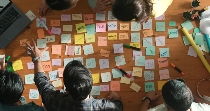 Profesor explicando a estudiantes