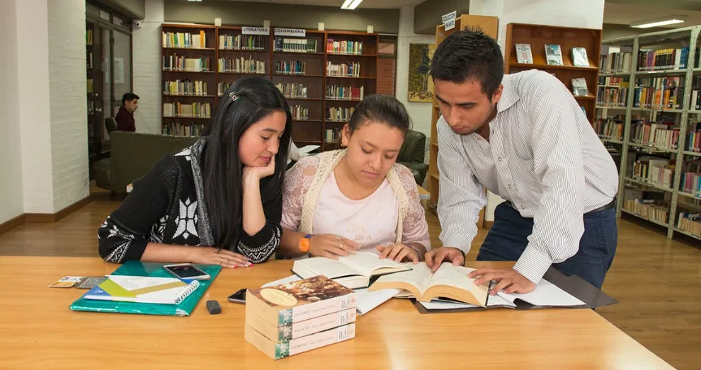 Estudiantes con cuadernos