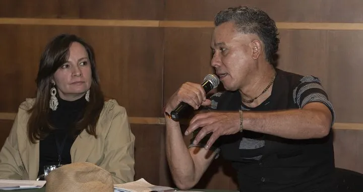 Dos personas hablando con un microfono