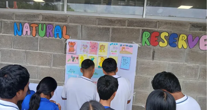 Estudiantes de colegio en nariño haciendo activiades dinámicas en inglés.