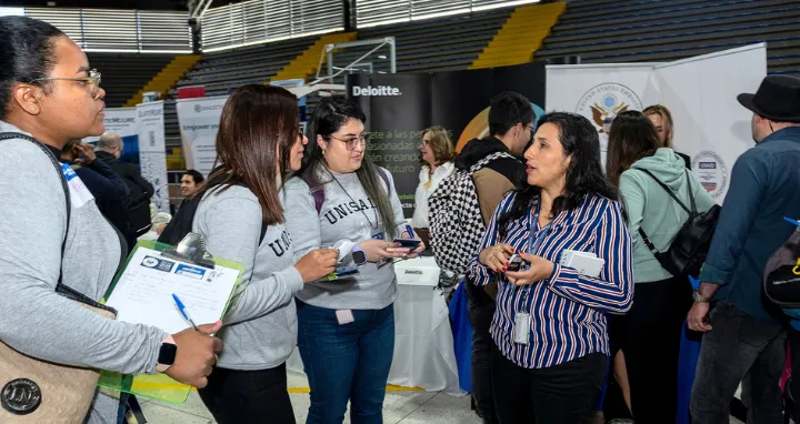 Egresados aplicando a vacantes de empleo con La Universidad de La Salle.