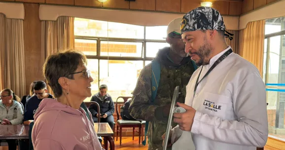 Especialista de Clínica Optometría brindando atención a paciente 