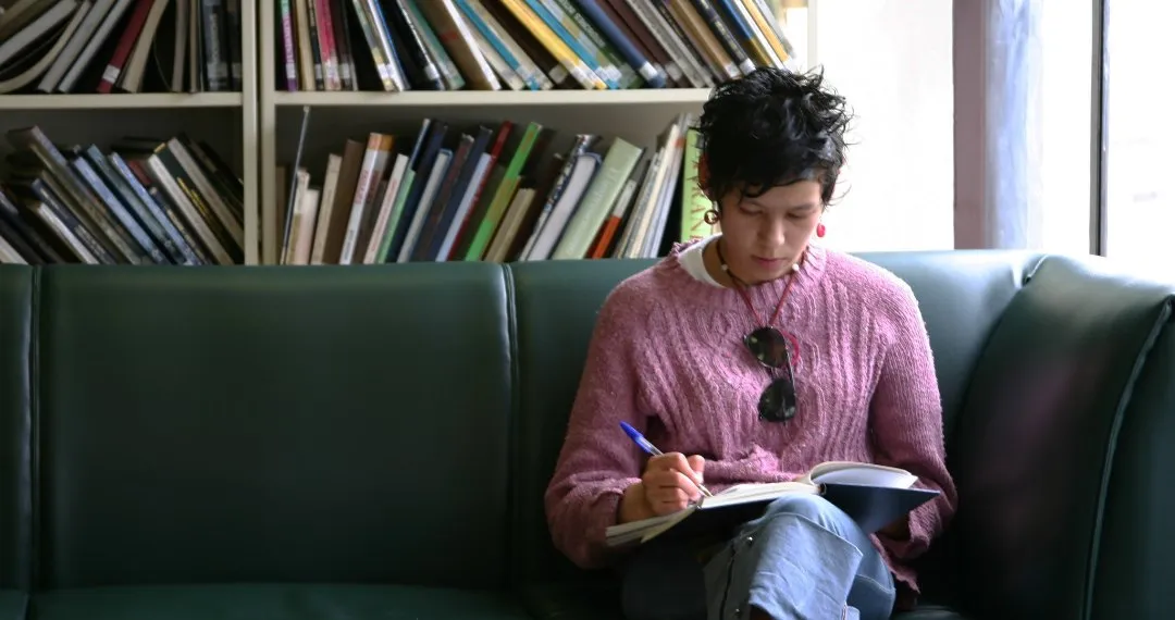 Estudiante en la biblioteca