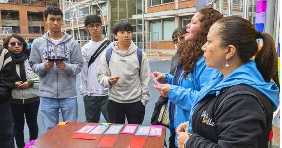 Estudiantes participando en actividades de salud 