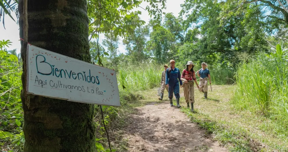 Estudiantes de Utopía caminan en el campo 