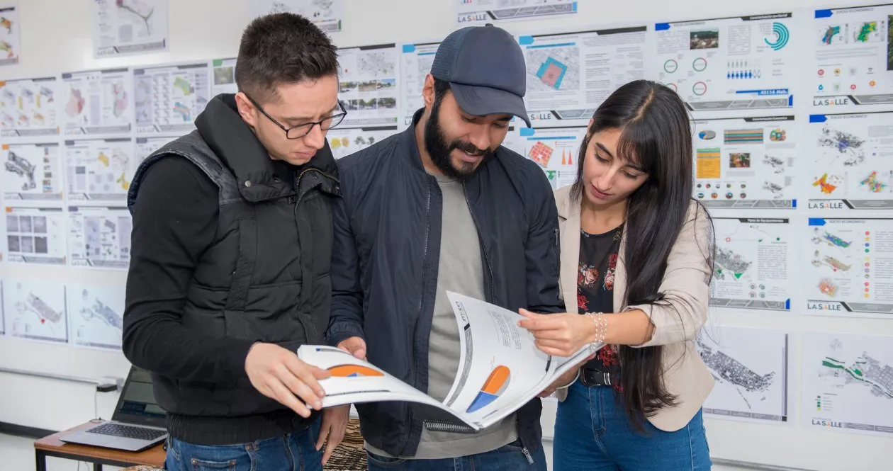 Estudiantes leyendo sus proyectos
