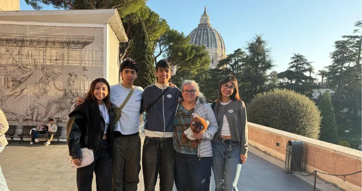 Estudiantes y docente de Arquitectura