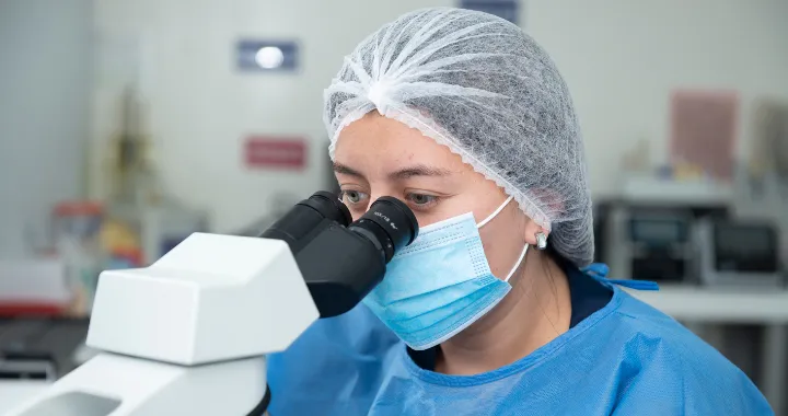 Mujer investigadora lasallista