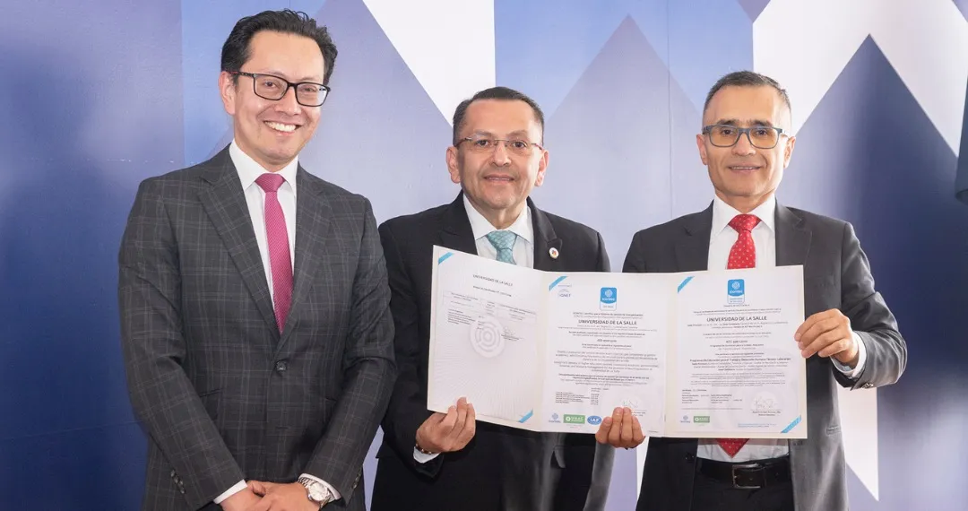 Hno. Alexander Santafé y Hno. Cristian Díaz con delegado del ICONTEC