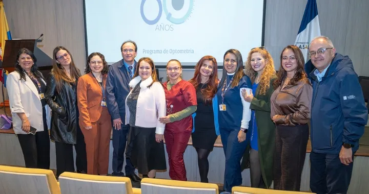 Directivos y participantes de la charla