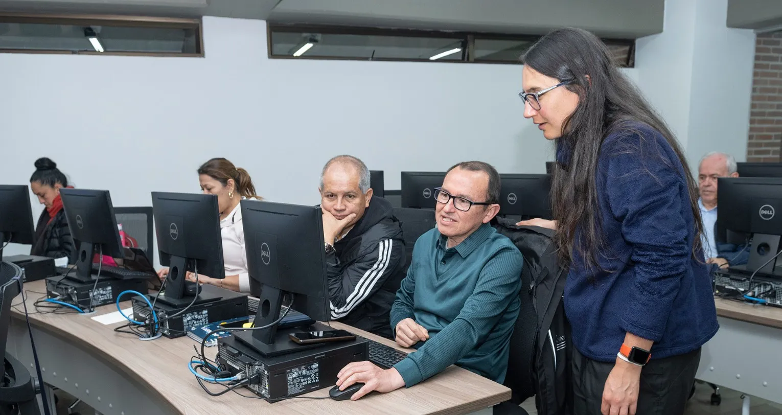 Profesora explicando en clase