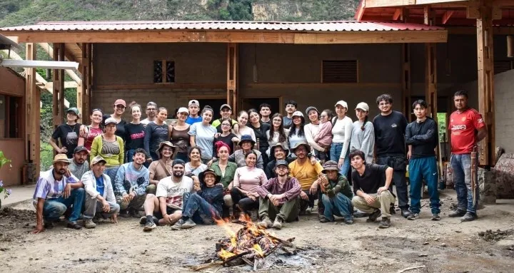 Participantes reunidos en Casa Raíz III Tipacoque, compartiendo un espacio de...