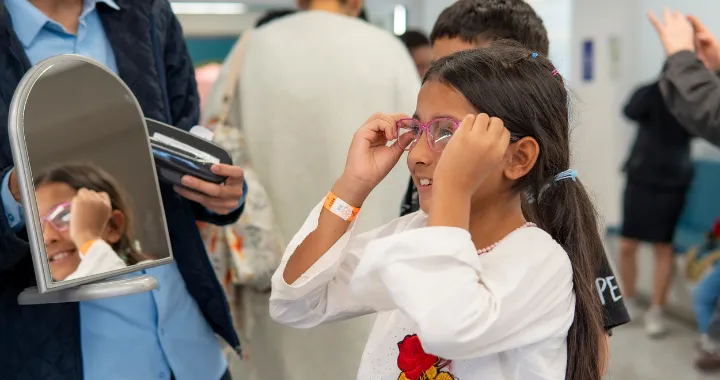 Niños beneficiarios de gafas