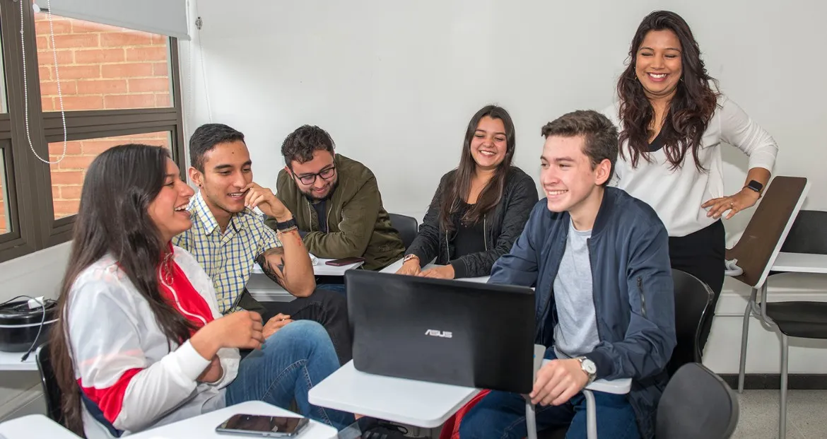 Estudiantes lasallistas en salón de clases