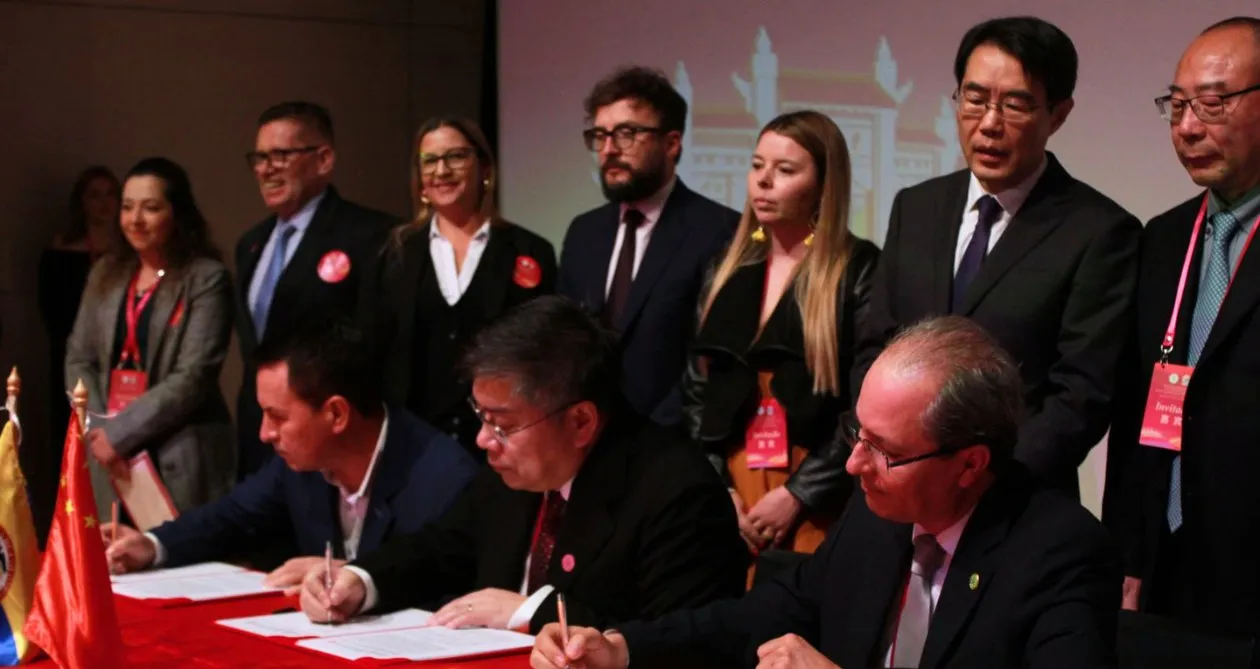 Firma de la alianza con China