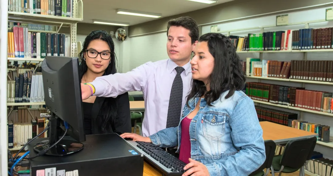 Estudiantes lasallistas en la biblioteca