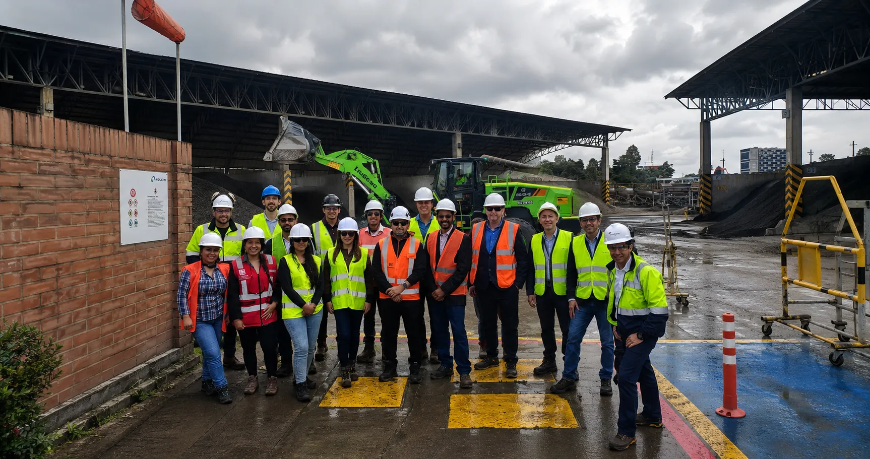 Integrantes del proyecto Breath Cities realizan una visita técnica a una planta industrial, en un espacio de aprendizaje y observación sobre procesos, infraestructura y sostenibilidad ambiental.