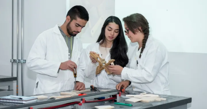 Estudiantes de Diseño Insdutrial