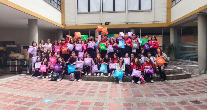 Grupo de estudiantes de colegios en Sede Candelaria