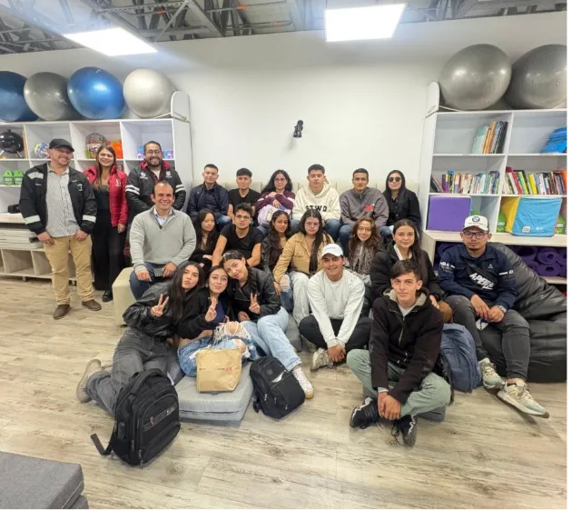Estudiantes de la ULS visitan el patio de buses eléctricos de «La Rolita» 