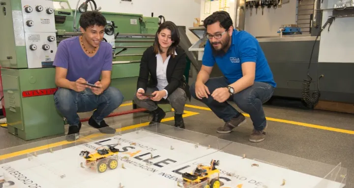 Estudiantes Ingeniería Mecatrónica 