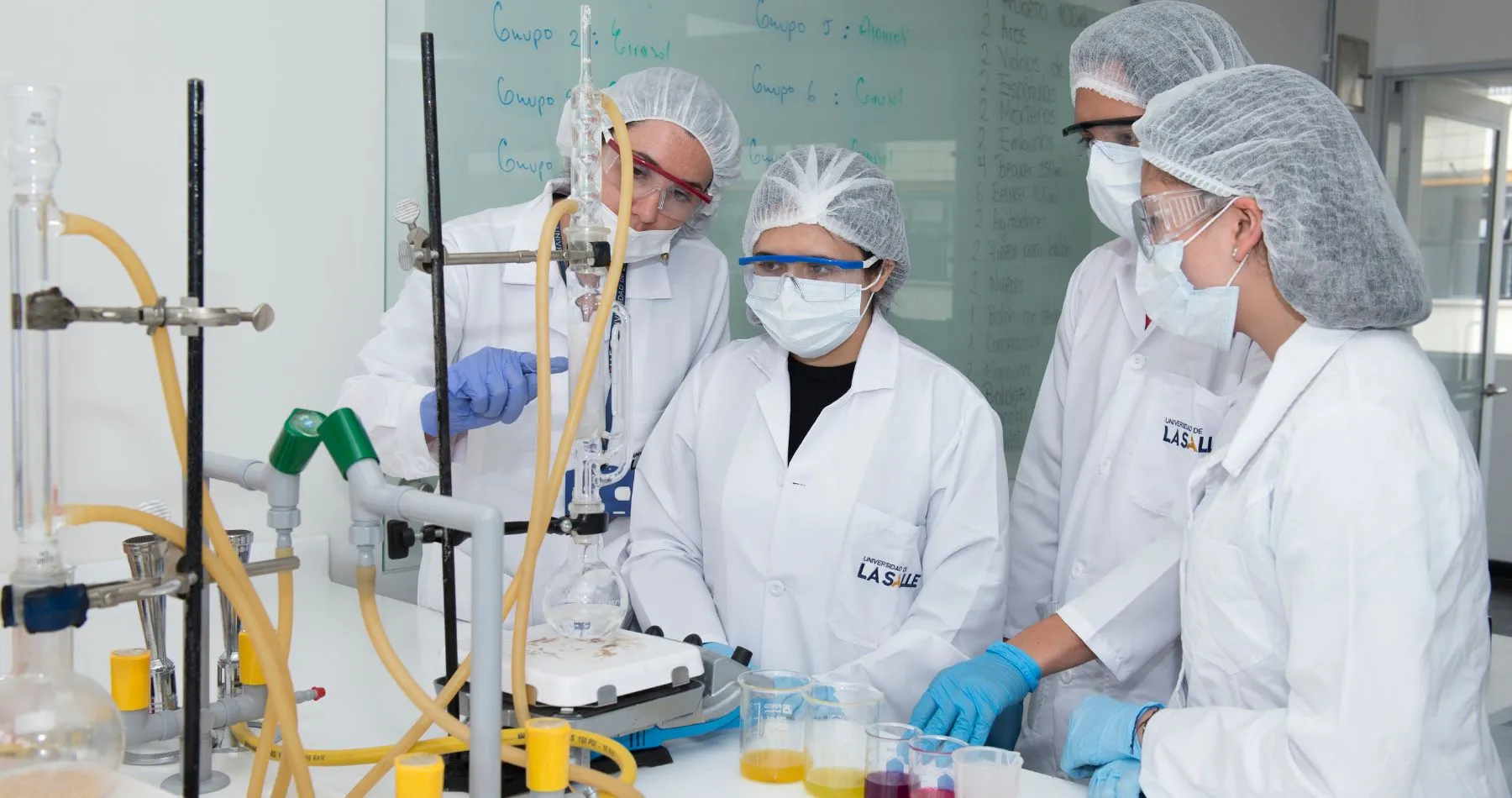 Estudiantes lasallistas de Química Farmacéutica