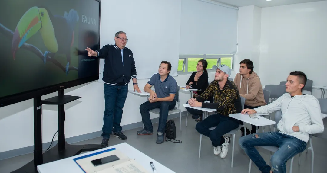 Estudiantes en salón de clases
